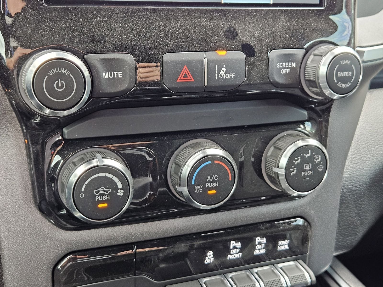 2026 RAM Ram 1500 Express Crew Cab 4x4 5'7' Box