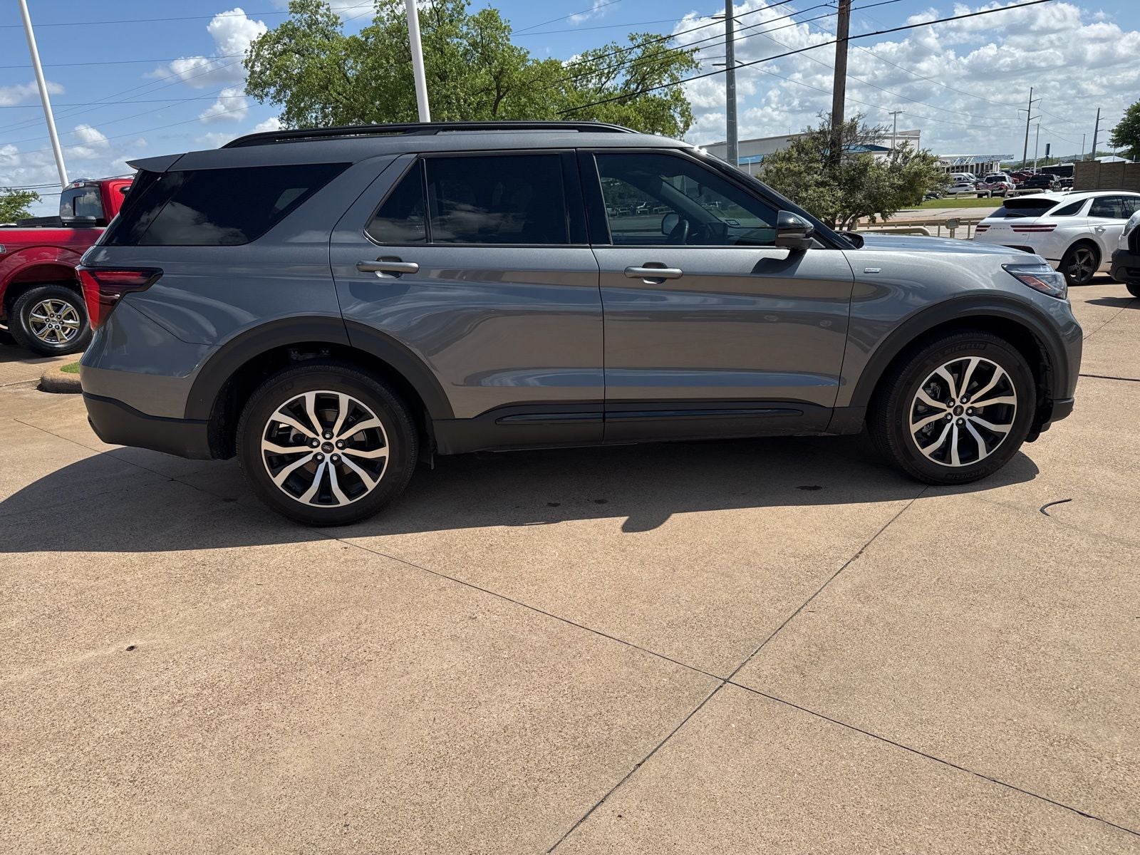 2025 Ford Explorer ST-Line