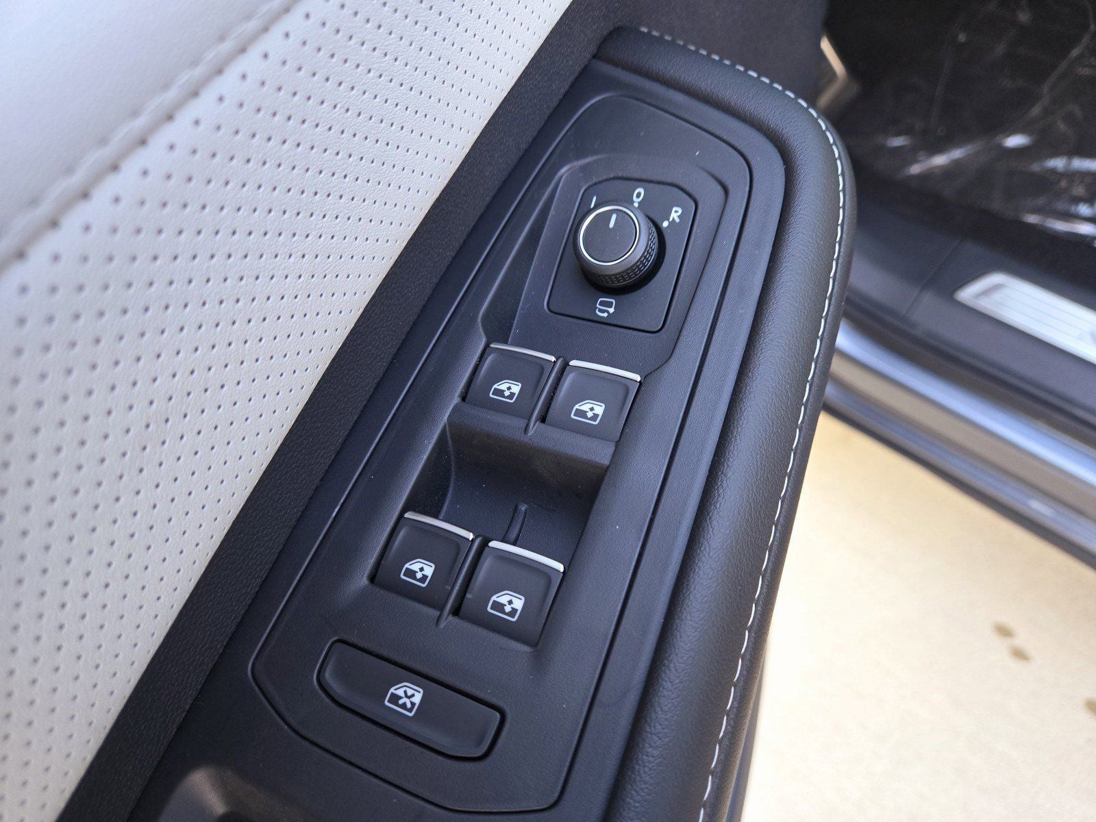 2025 Volkswagen Atlas Cross Sport 2.0T SEL Premium R-Line