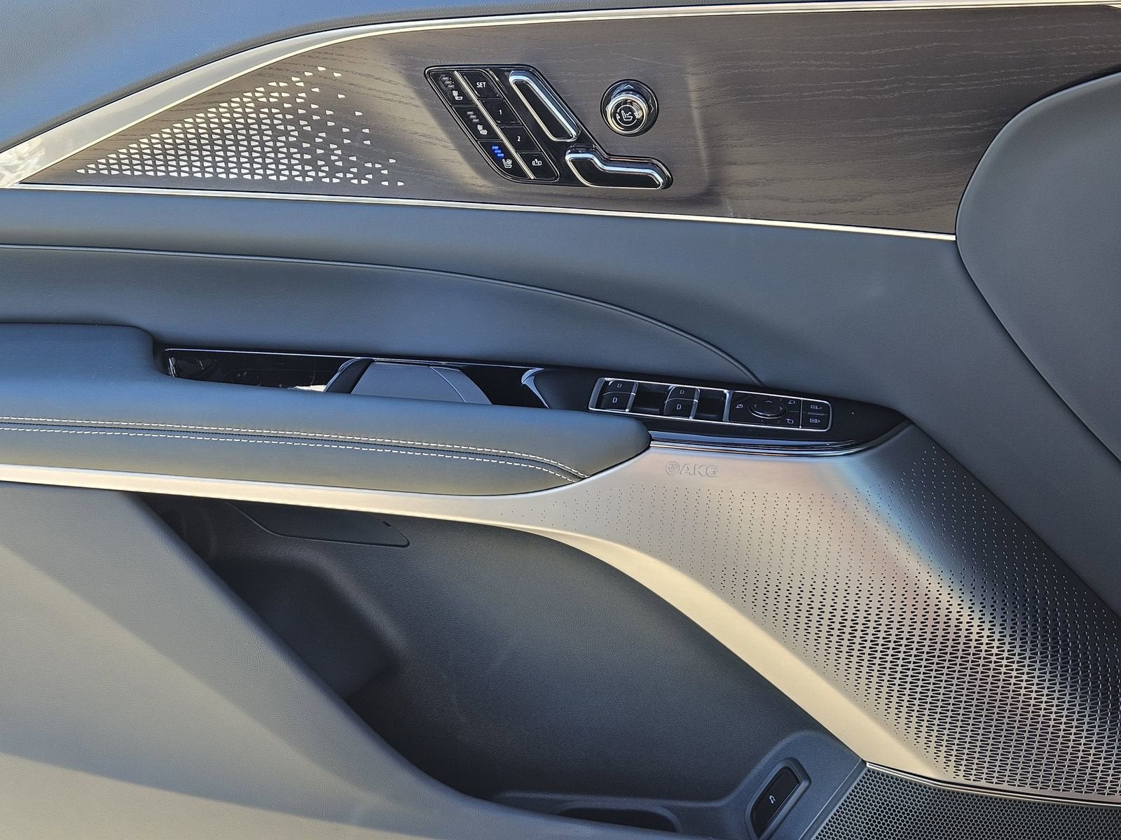 2024 Cadillac LYRIQ Luxury 3